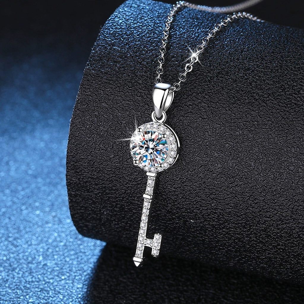 key round moissanite pendant necklace detail view