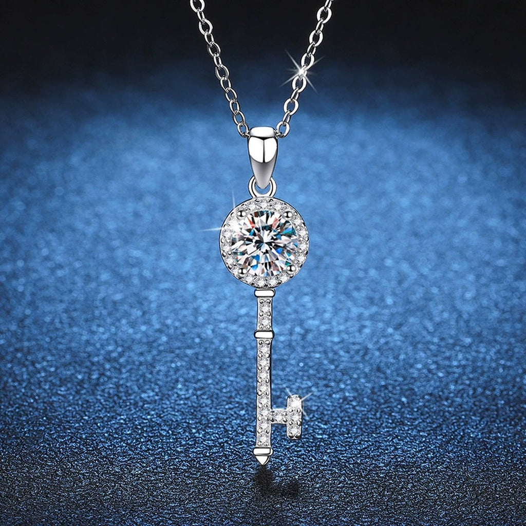 key round moissanite pendant necklace detail view