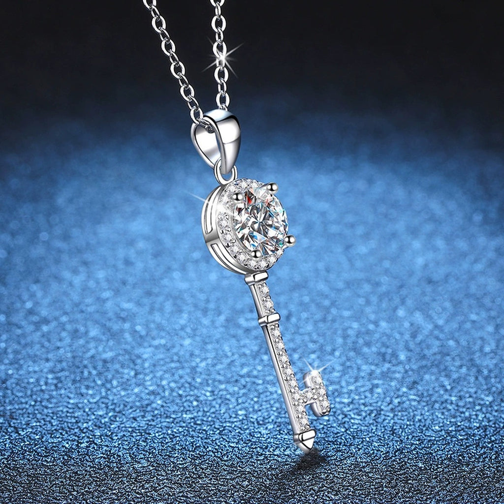 key round moissanite pendant necklace detail view