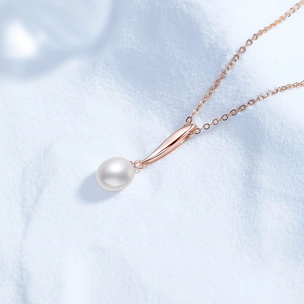 Freshwater Pearl Pendant Necklace in Gold-Plated S925 Sterling Silver close-up product detail view