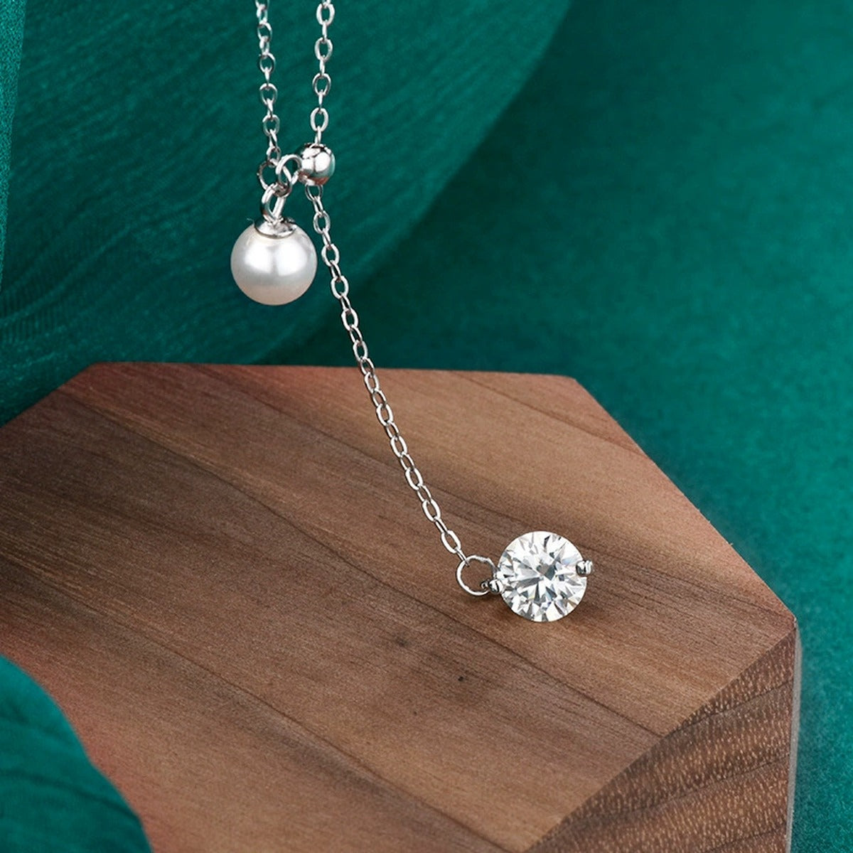 Pearl Tassel Round Moissanite Necklace in Gold-Plated S925 sterling silver display scene showing chain and stone layout