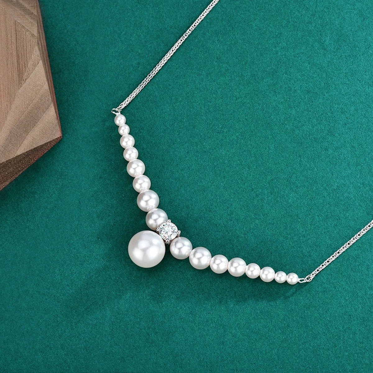 Graduated Pearl Round Moissanite Collar Necklace in Gold-Plated S925 sterling silver display scene showing chain and stone layout