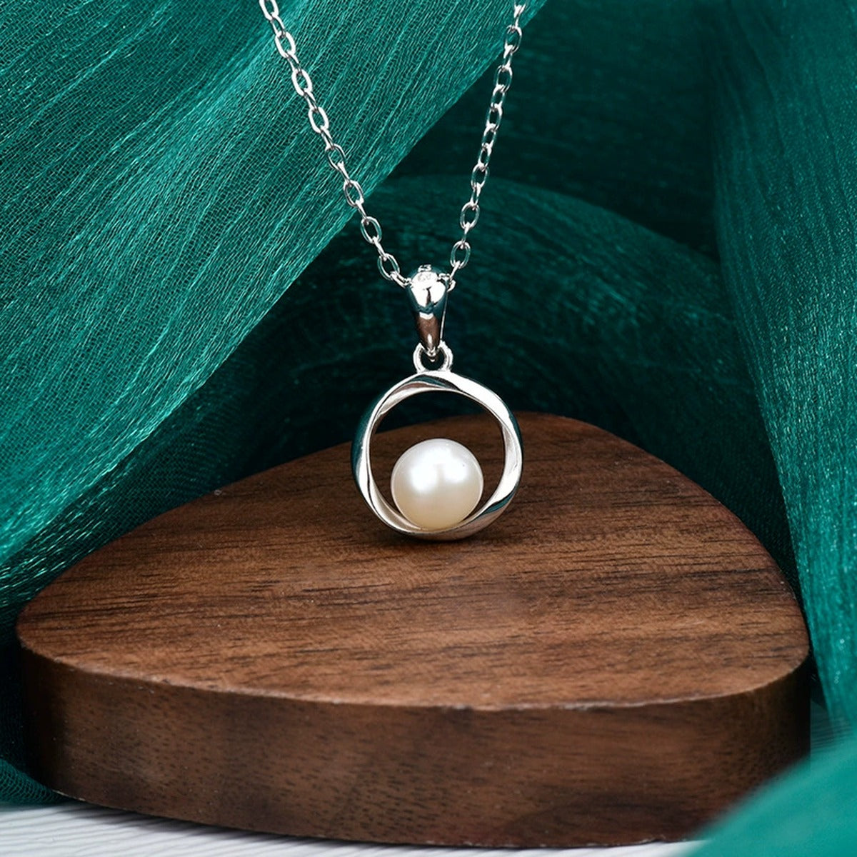 Circle Freshwater Pearl Necklace in White Gold-Plated S925 sterling silver display scene showing chain and stone layout