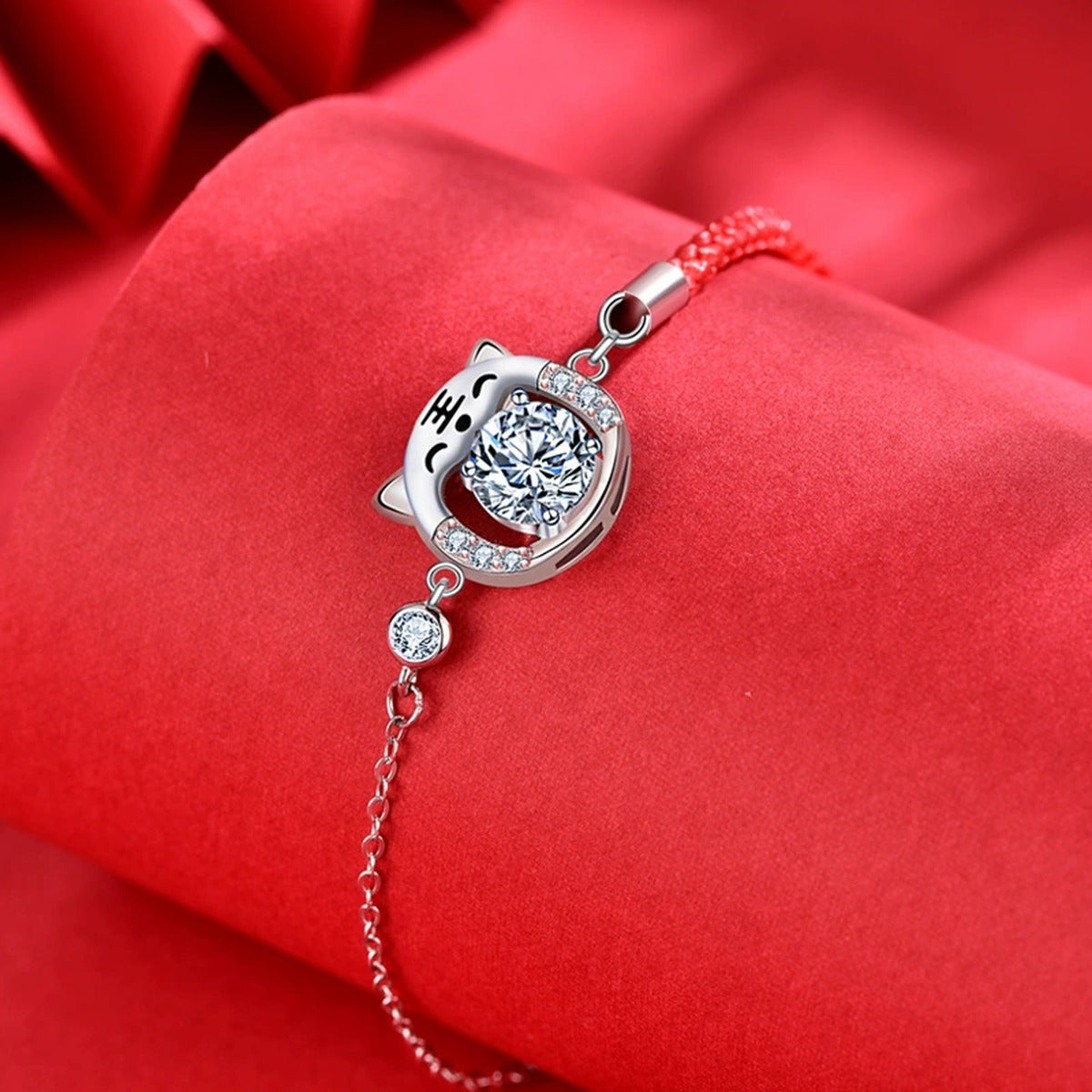 Tiger Round Moissanite Cord Adjustable Bracelet with CZ in White Gold-Plated S925 Sterling Silver product detail view showing the moissanite setting, chain, and polished finish