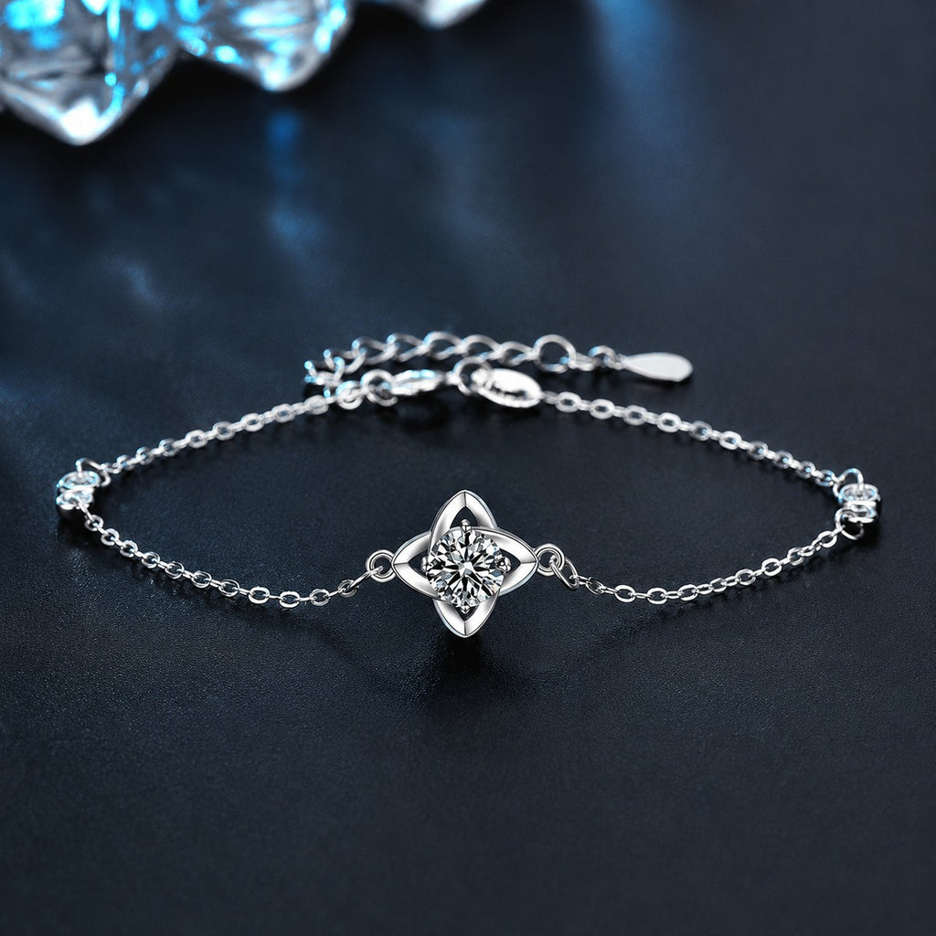 Four-Leaf Clover Round Moissanite Adjustable Bracelet with CZ in White Gold-Plated S925 Sterling Silver product detail view showing the moissanite setting, chain, and polished finish