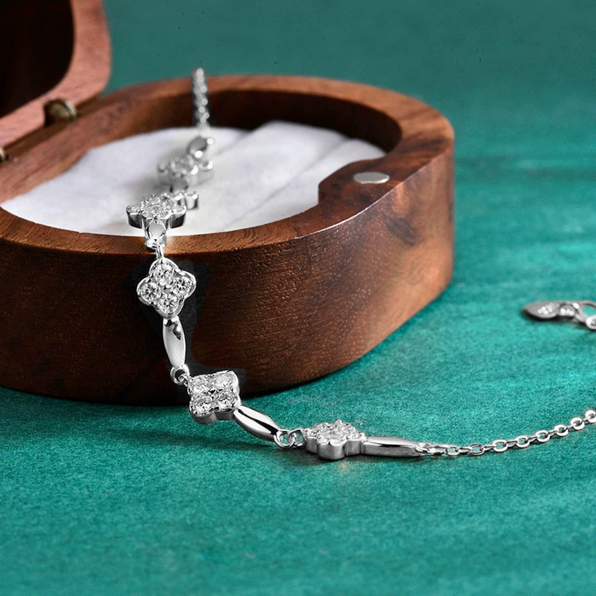 Five-Clover Round Moissanite Charm Bracelet in Gold-Plated S925 sterling silver additional product photo showing finish and setting