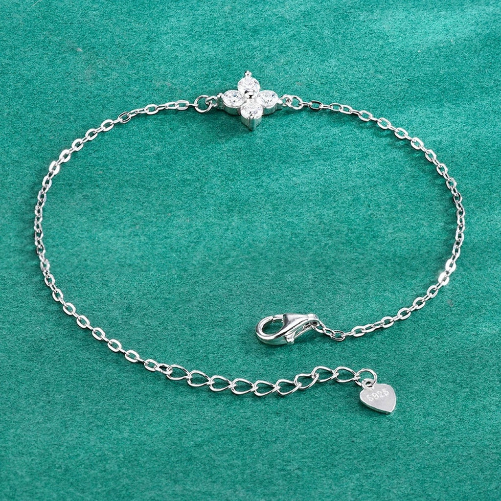 Clover Round Moissanite Charm Bracelet in Gold-Plated S925 sterling silver additional product photo showing finish and setting